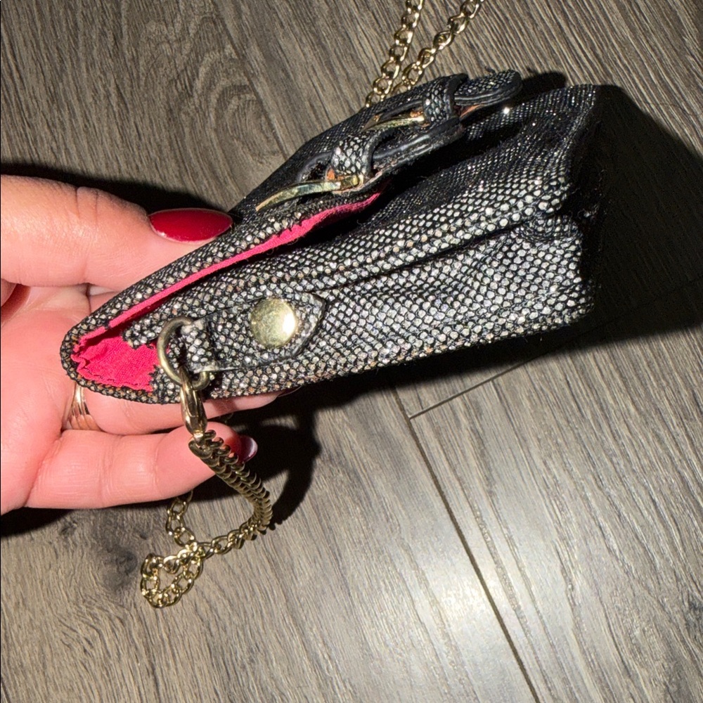 Steve Madden Sparkly Black and Gold Chain Crossbody Bag - Picture 7 of 8